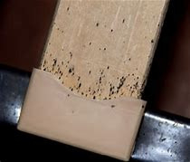 traces de punaises de lit sur latte de sommier